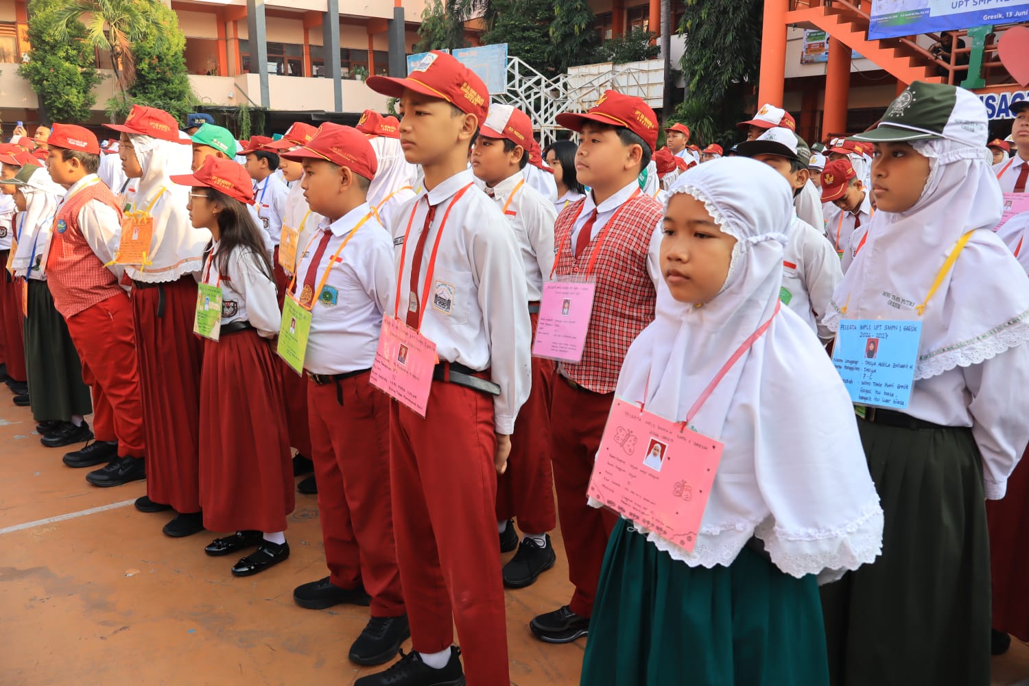 1783947527_buka-mpls-ramah-anak-bupati-gresik-jadikan-upt-smpn-1-pelopor-sekolah-moderasi-beragama_rqEXwG